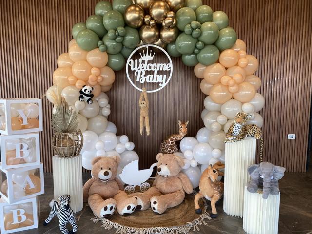 קיר בלונים Welcome Baby בגווני ירוק, אפרסק וזהב עם דובונים