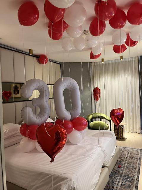 חדר מלון מעוצב ליום הולדת 30 עם בלונים אדומים ולבבות